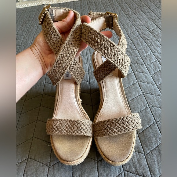 3/$15 size 10 Steve Madden ANKLE STRAPS. Platform wedge 5"heel, Woven, tan - Picture 1 of 16
